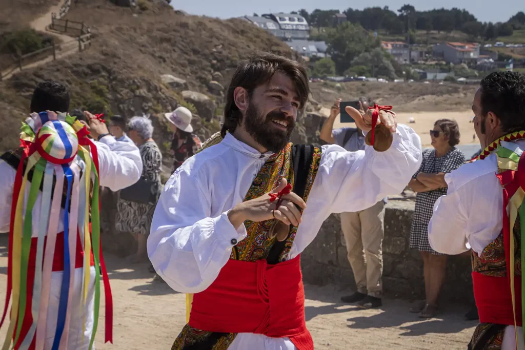 Hombres bailando bailes tradicionales