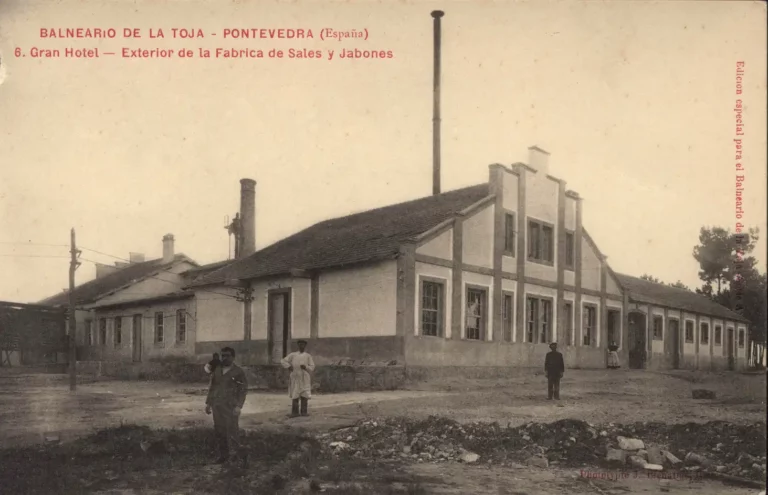 Fotografía antigua de la fábrica y tienda de productos de La Toja en O Grove, 1909