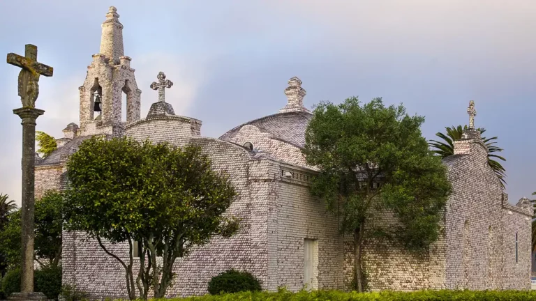 Capilla de San Caralampio rodeada de vegetación en O Grove