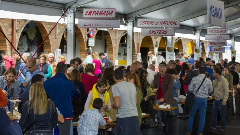 Público disfrutando de la Fiesta del Marisco en O Grove, con puestos de degustación de productos del mar.