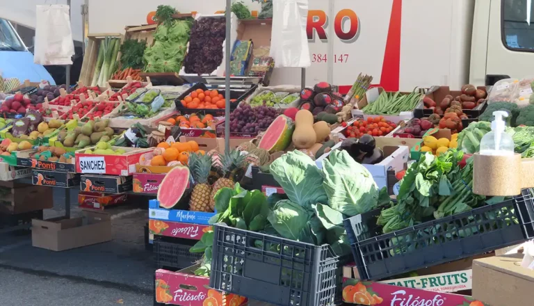 Puestos de frutas y verduras en mercadillo de España