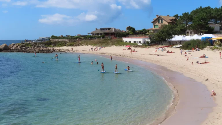 Personas practicando paddle surf en playa de España