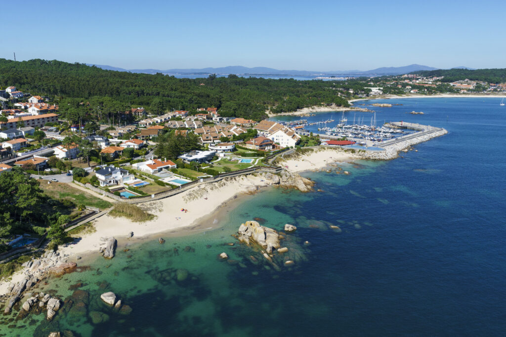 Vista del paseo de madera Pedras Negras - San Vicente do Mar