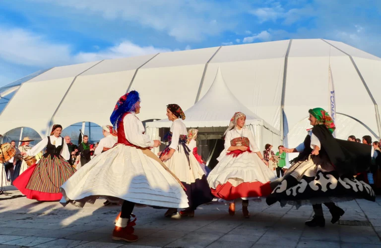 Grupo de bailarinas con trajes tradicionales gallegos actuando en el Cantodorxo durante la Fiesta del Marisco en O Grove.