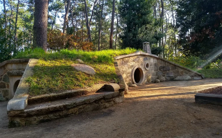 Aldea dos Grobits, espacio temático en O Grove inspirado en casas subterráneas
