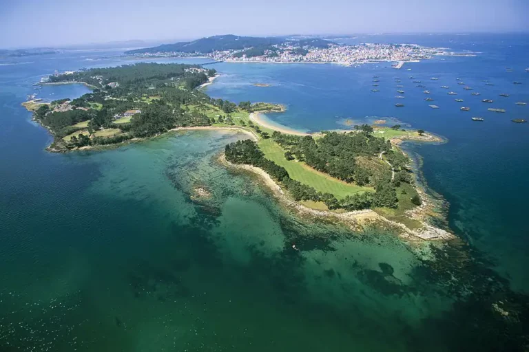 Vista aérea de la isla de A Toxa en O Grove, rodeada por el mar y con zonas verdes.
