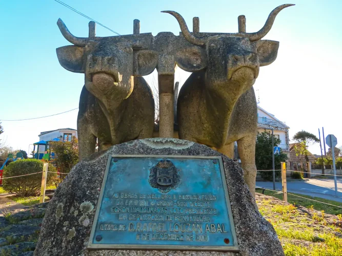 Monumento a los bueyes en O Grove con placa conmemorativa
