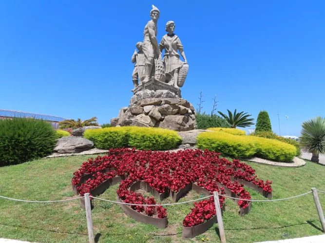 Monumento a la Familia Mariscadora en O Grove rodeado de jardines