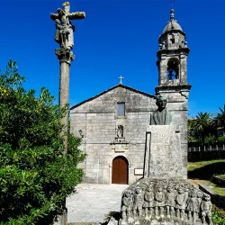 Iglesia de San Martín con crucero de piedra en O Grove