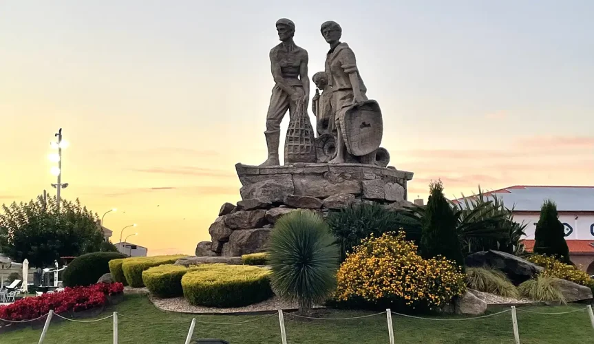 Monumento a la familia mariscadora en O Grove