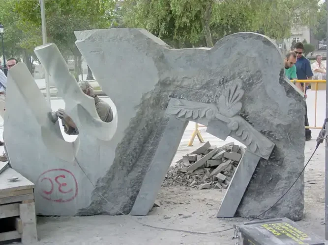 Escultura en piedra en proceso durante un certamen artístico en O Grove