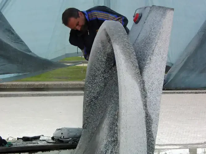 Artista tallando escultura en piedra en O Grove