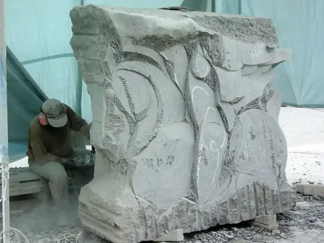 Escultura en piedra de O Grove durante el proceso de tallado artístico