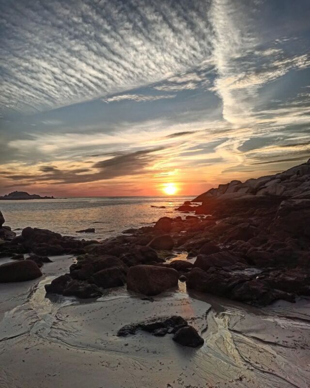 Momentos que dan paz ☮️
. 
. 
. 
 #paradisebeach #beautifulplace #sanxenxo #playa #paraisogallego #galicia #galicia_enamora #loves_galicia #loves_spain #spain_bestsunset #amaneceresatardeceresespana #naturaleza_galicia #ok_spain #spain #lugaressecretosdegalicia
#viveosalnes #lugaresconencantos
#turismodesanxenxo #turismopontevedra #turismogalicia #riasbaixas#galicia#españa#europa