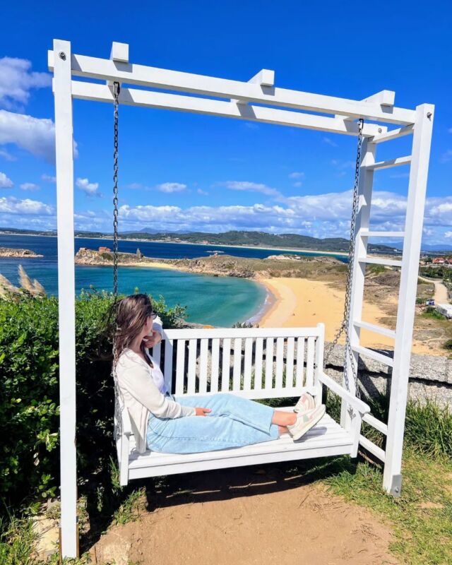 El Corsario ➡️ me quedó pendiente contaros donde está este columpio con estas vistas tan bonitas.

🏖 Es un chiringuito, terraza_corsario, así que comimos con estas vistas a la Playa e Foxos, Santuario de Nuestra Señora da Lanzada (se ve muy bien en la foto 2) y la playa de A Lanzada (con su aeropuerto 🤣) de fondo. Está en Portonovo pero pegadito a Noalla.

ℹ Peeeero, el día del Pilar fue su último esta temporada. Apuntadlo para Semana Santa que vuelve a abrir!
.
.
.
.
.
.
.
.
#sanxenxo #portonovo #chiringuito #ermitadalanzada #columpio #galicia #galiciamola #galicia_enamora #galiciacalidade #somosgalegos #lugaressecretosdegalicia #focus_galicia #fever_galicia #conocer_galicia  #vision_galicia  #wanderlust #travelblogger #galiciaconencantos #pasion_por_galicia #galiciaconniños #planesconniños
