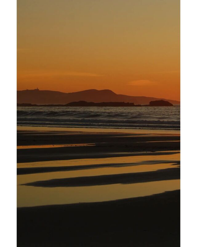 |No hay 2 atardeceres iguales|

Y es que esta zona no deja de sorprenderme.
Cómo iba a cansarme de retratar el atardecer aquí si vuelvo con imágenes como esta...

En qué época dirías que fue tomada la foto?

#playadefoxos #illadeons #turismodesanxenxo #descubreasriasbaixas #gw_riasbaixas #asi_es_galicia #pasion_por_galicia #galiciaterraunica #galiciamáxica #increiblegalicia #focus_sunsets
