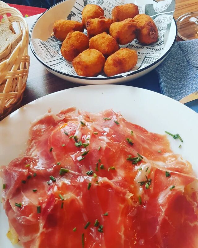 Comida con sandragarciaaguin en El Pescador, Portonovo🎅🎄
.
- croquetiñas
- ovos rotos trufados
- arrociño con marisco
.
#comilona #papadelas #cuchipanderas #cuchipandaenportonovo #comidadeviernes
#arroces
#portonovo 
#comerenportonovo 
#riasbaixas #salnes #turismodesanxenxo #turismosalnes #sanxenxo #gastronomiagallega #galiciagastro